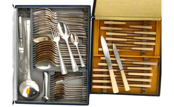 Ménagère en métal argenté comprenant 12 
