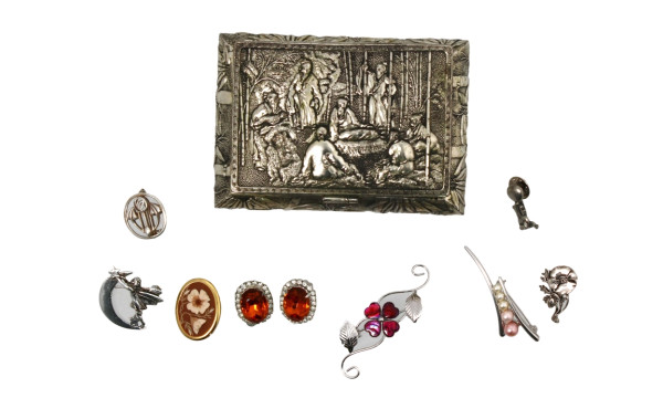 Coffret à bijoux contenant divers bijoux