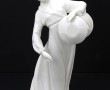 CHINE XXème - Statuette en porcelaine bl