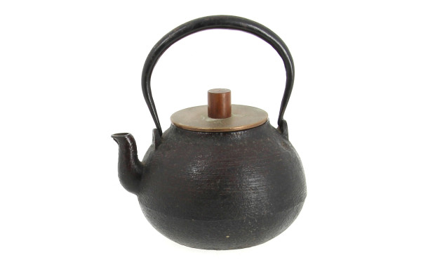 Théière ancienne en fonte, couvercle en 