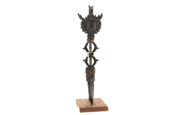 PHURBU en bronze doré. La prise surmonté