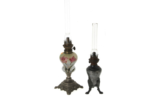 Deux lampes à pétrole anciennes, l'une a