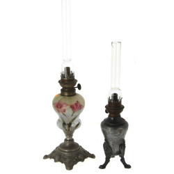 Deux lampes à pétrole anciennes, l'une a