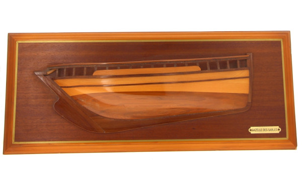 Demie-coque en bois vernis La Gazelle de