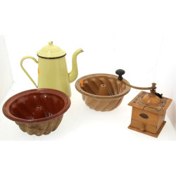 Lot comprenant une cafetière en tôle éma