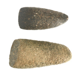 Deux haches en pierre, origine non déter