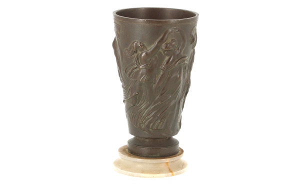 Petit vase en bronze à patine médaille à