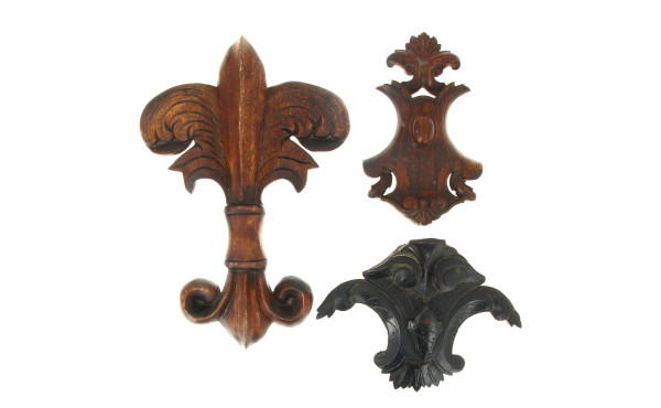 Trois bois sculptés anciens dont un en f