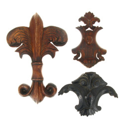 Trois bois sculptés anciens dont un en f