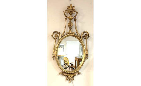 Grand miroir ovale à haut fronton en boi