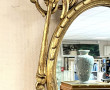 Grand miroir ovale à haut fronton en boi