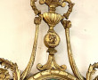 Grand miroir ovale à haut fronton en boi