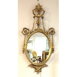 Grand miroir ovale à haut fronton en boi