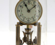 Pendule en laiton sous globe en verre, m
