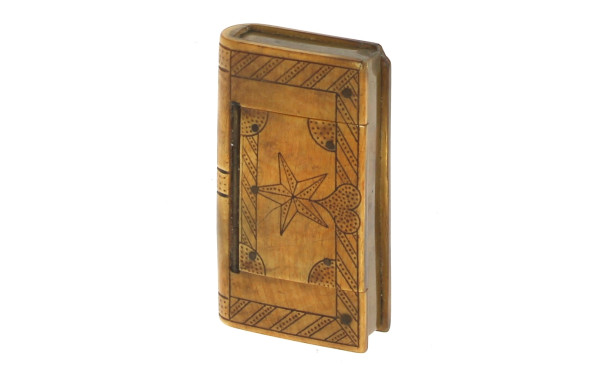 Tabatière ancienne en corne et laiton, t