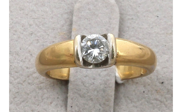 Bague en or poinçon tête d'aigle sertie 