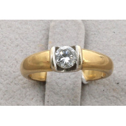 Bague en or poinçon tête d'aigle sertie 