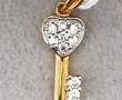 Pendentif "clé" en or et pierres blanche
