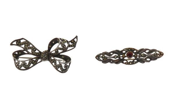 Deux broches en argent, l'une sertie d'u