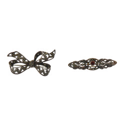 Deux broches en argent, l'une sertie d'u