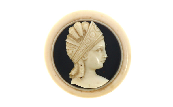 Broche circulaire façon camée couleur iv