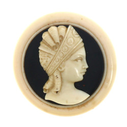 Broche circulaire façon camée couleur iv