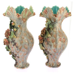 Paire de vases en barbotine à décor de f
