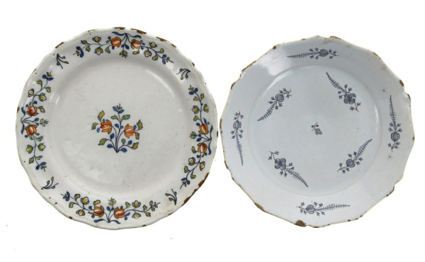 Deux assiettes anciennes en faïence poly