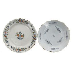 Deux assiettes anciennes en faïence poly
