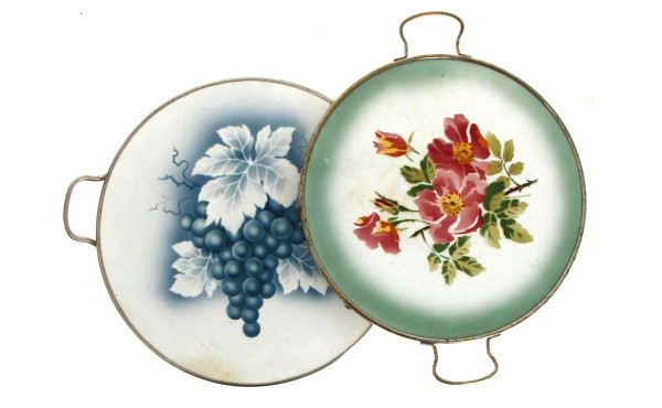 Deux plats à gâteaux en faïence fine déc