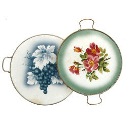 Deux plats à gâteaux en faïence fine déc
