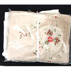 Drap ancien brodé de motifs d'hermines e