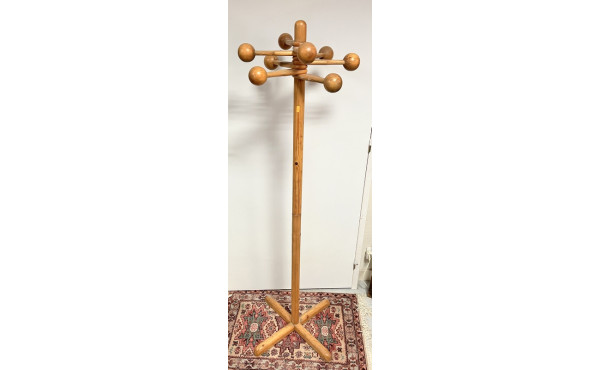 Porte-manteaux en bois clair