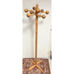 Porte-manteaux en bois clair
