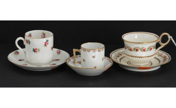 Trois petites tasses en porcelaine à déc