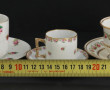 Trois petites tasses en porcelaine à déc
