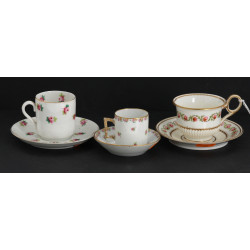 Trois petites tasses en porcelaine à déc