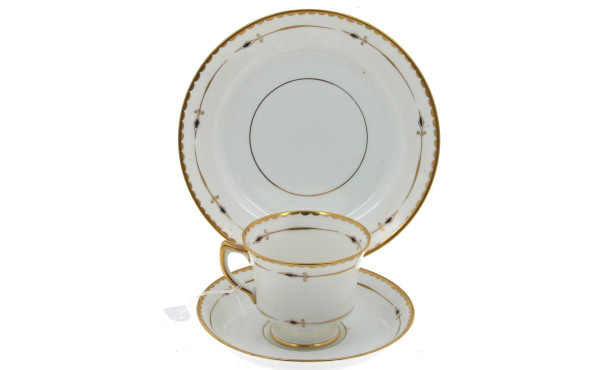 Tasse, sous-tasse et assiette à gâteaux 