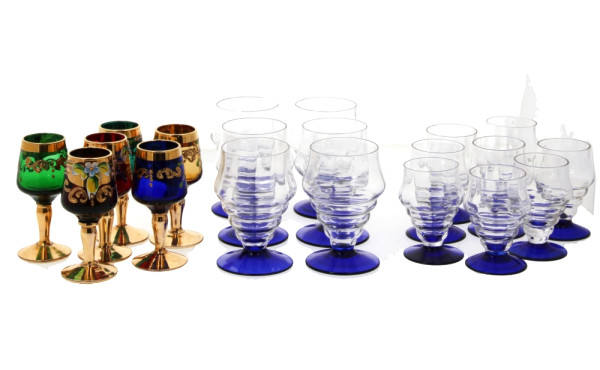 Lot comprenant 6 verres à liqueur en ver