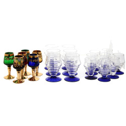 Lot comprenant 6 verres à liqueur en ver