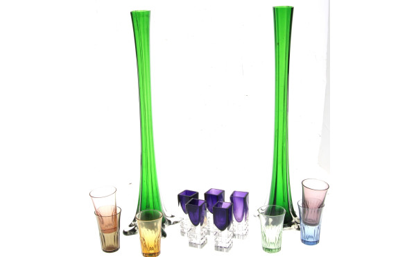 Paire de vases soliflores en verre vert,