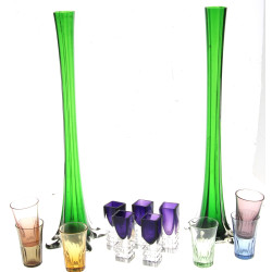 Paire de vases soliflores en verre vert,