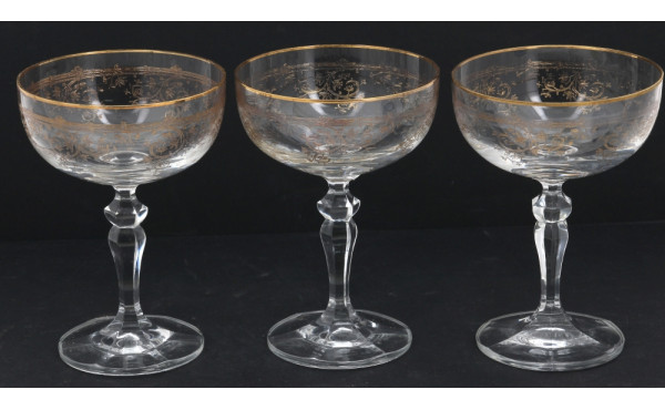 12 coupes à champagne en verre rehaussé 