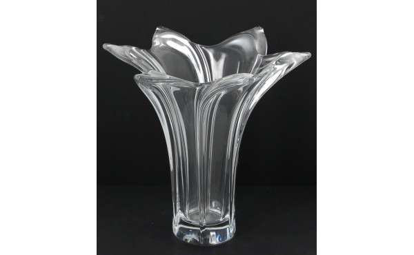 VANNES - Vase forme corolle en cristal, 
