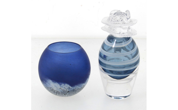 Flacon en verre bleu et blanc avec bouch