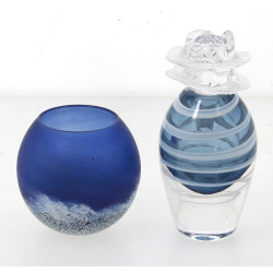 Flacon en verre bleu et blanc avec bouch
