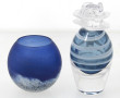 Flacon en verre bleu et blanc avec bouch
