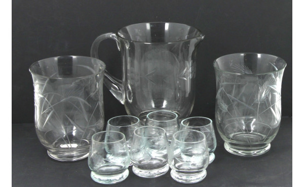 Paire de petits vases en verre gravé, an