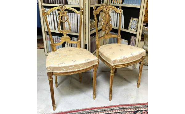 Deux chaises dorées de style Louis XVI, 