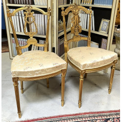 Deux chaises dorées de style Louis XVI, 